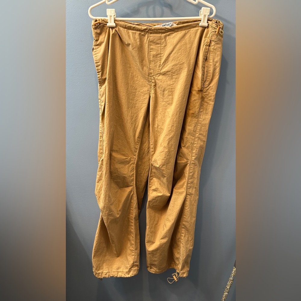 Refuge Cargo parachute khaki pants Y2K vibes caramel sz Medium pants drawstring